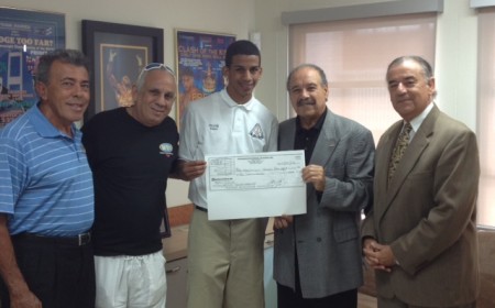 OMB Entrega Donativo a Estudiante Boxeador Destacado