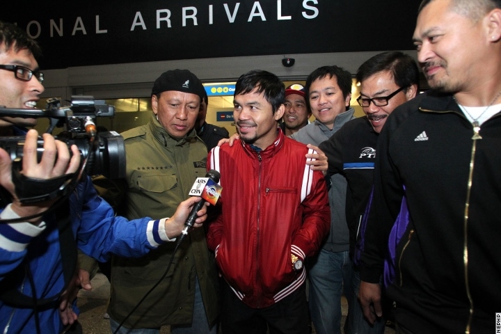 Pacquiao_LAX_arrival_140202_001a