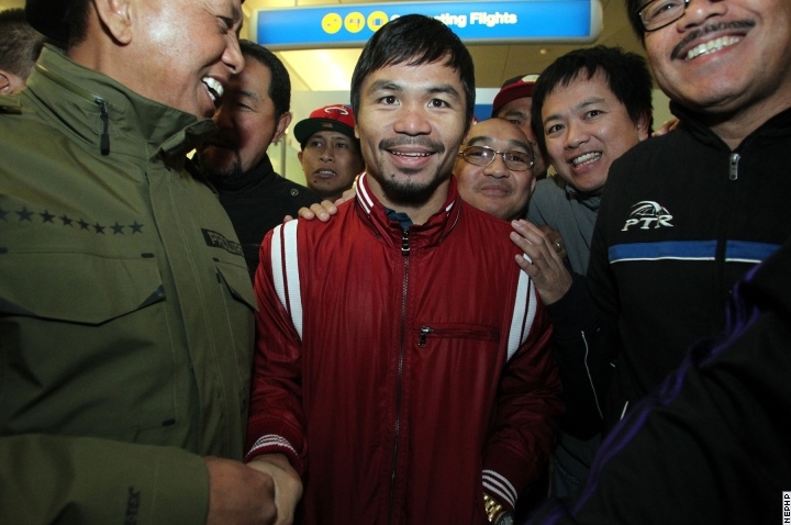 Pacquiao_LAX_arrival_140202_002a