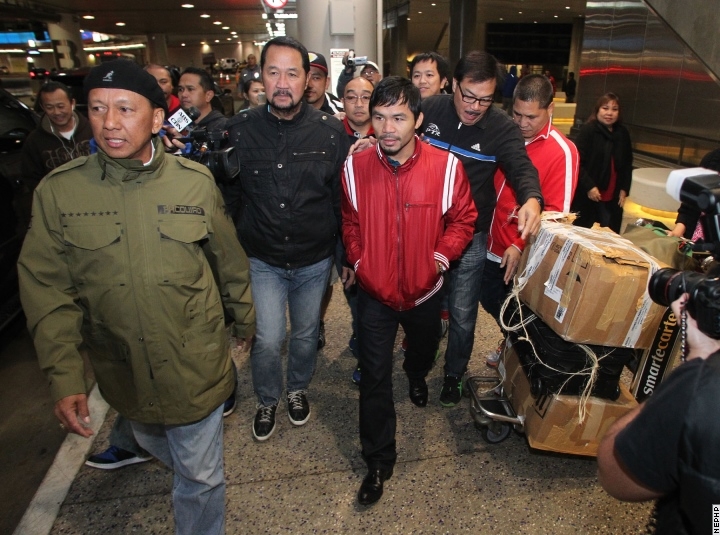 Pacquiao_LAX_arrival_140202_003a