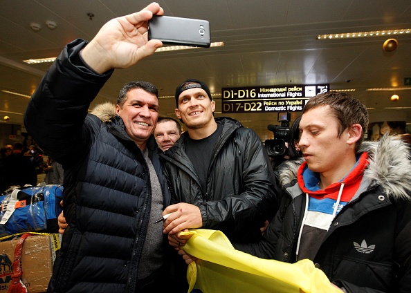 WBO | Photos: Oleksandr Usyk Arrives Home To a Hero's Welcome - WBO